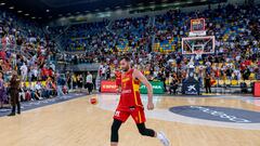 Rudy Fernández, capitán de la Selección, lanza una pelota al público del Gran Canaria Arena.