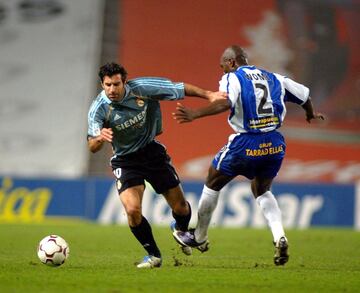 Desde la campa?a 2000-2001, el gris era el color elegido para conformar la tercera camiseta madridista. Si en la campa?a 2000-2001, las mangas eran blancas en las dos primeras camisetas, cambiando el pecho y la espalda, la tercera, ya luc¨ªa ese color. Las siguientes temporadas, toda la camiseta ya es de color gris¨¢ceo. En la imagen, Figo intenta desbordar al camerun¨¦s Wome, del Espanyol en una imagen de la campa?a 2003-2004.