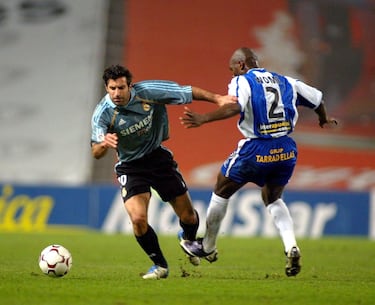 Desde la campaña 2000-2001, el gris era el color elegido para conformar la tercera camiseta madridista. Si en la campaña 2000-2001, las mangas eran blancas en las dos primeras camisetas, cambiando el pecho y la espalda, la tercera, ya lucía ese color. Las siguientes temporadas, toda la camiseta ya es de color grisáceo. En la imagen, Figo intenta desbordar al camerunés Wome, del Espanyol en una imagen de la campaña 2003-2004.