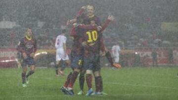 1-2.Messi celebra el segundo gol con sus compañeros.