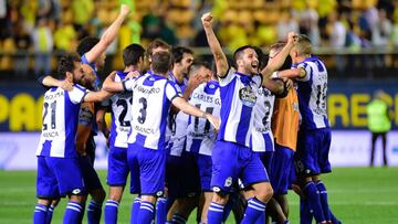 Deportivo La Coruna players celebrate at the end of the Spanish league football match Villarreal CF vs Deportivo de la CoruxF1a at La Ceramica stadium in Vila-real on May 14, 2017 / AFP PHOTO / JOSE JORDAN