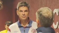 Álvarez se encuentra con Pellegrino tras la eliminación de la U y esto pasa: emocionará a Chile