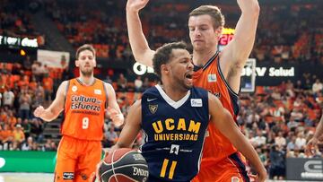 Clevin Hannah, UCAM Murcia, trata de vencer la oposici&oacute;n de Aaron Doornekamp, Valencia Basket.