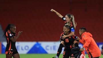 QUITO, ECUADOR - JULY 28: Players of Colombia celebrate after winning the penalty shoot-out of the CONMEBOL Copa America Femenina 2025 Semifinal match between Argentina and Colombia at Rodrigo Paz Delgado Stadium on July 28, 2025 in Quito, Ecuador. (Photo by Franklin Jacome/Getty Images)