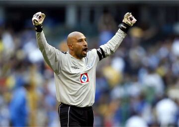 Debutó en Cruz Azul a comienzos de los años 90´s y fue el portero titular del equipo ganador en 1997. Salió en 2008 tras más de 400 juegos en la portería cementera y nunca pudo regresar al equipo de sus amores. 