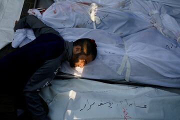 Un hombre llora mientras asiste a un funeral de palestinos en Khan Younis, en el sur de la Franja de Gaza.