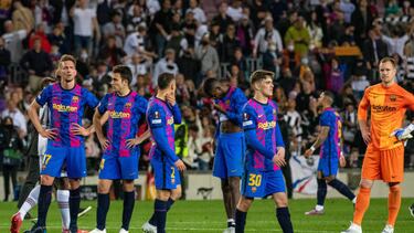 BARCELONA, SPAIN - APRIL 14: Barcelona players are seen after the UEFA Europa League quarter Final Second Leg football match between FC Barcelona and Eintracht Frankfurt at the Camp Nou stadium in Barcelona on April 14, 2022. (Photo by Adria Puig/Anadolu Agency via Getty Images)