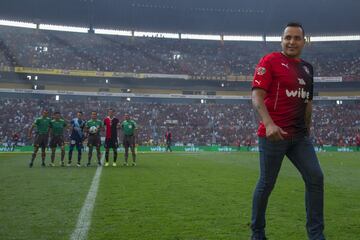 El ex jugador de los Zorros también era bueno para la fiesta. Incluso, tenía su grupo de música de banda.