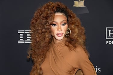 Winnie Harlow posa en la alfombra roja de la gala Pre-Grammy celebrada en el hotel Beverly Hilton de Los Ángeles.