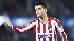 Morata se lamenta de una ocasi&oacute;n en el partido entre Alav&eacute;s y Atl&eacute;tico de Madrid.