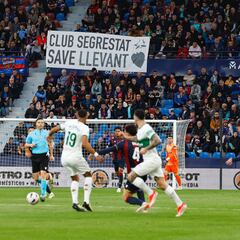 La grada de animación del Levante abandona al descanso el Ciutat
