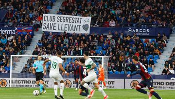 La grada de animación del Levante abandona al descanso el Ciutat