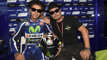 Valentino Rossi junto a Uccio en el box de Yamaha.