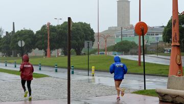 Dos personas corren con chubasqueros cerca de la torre de Hércules, a 19 de junio de 2022, en A Coruña, Galicia, (España). La inestabilidad se mantendrá en Galicia al menos hasta la mitad de la semana que viene. A partir de mañana lunes 20 de junio  el descenso térmico será notable, con mínimas de hasta 8 grados. Meteogalicia indica que la bajada de temperaturas dejará valores máximos de 30 grados en Ourense y 20º y 21º en A Coruña y Vigo, respectivamente, lo que supone un descenso notable con respecto a las jornadas anteriores.
19 JUNIO 2022;LLUVIA;VIENTO;TEMPORAL;MAL TIEMPO;MAR;OLAS;PARKING;
M. Dylan / Europa Press
19/06/2022