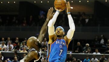 Carmelo Anthony lanza sobre Quincy Acy.