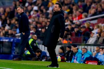 Xavi Hernández observa las evoluciones de su equipo durante el partido.