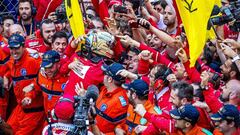 Vettel celebrando la victoria de M&oacute;naco con los integrantes de Ferrari.