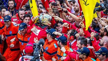 Vettel celebrando la victoria de M&oacute;naco con los integrantes de Ferrari.