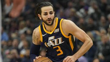 JGM01. SACRAMENTO (EE.UU.), 17/01/2018.- El jugador Ricky Rubio de Utah Jazz controla la pelota hoy, mi&eacute;rcoles 17 de enero de 2018, durante un juego entre Utah Jazz y Sacramento Kings de la NBA, que se disputa en el Golden 1 Center, en Sacramento, California (Estados Unidos). EFE/JOHN G. MABANGLO