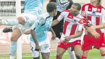 <b>INFRANQUEABLE. </b>El entramado defensivo del Poli Ejido fue demasiado para la delantera albirroja.