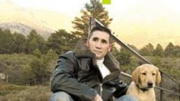 <b>EN LA CIMA. </b>Poli Díaz disfruta cada día de la paz que se respira en los alrededores de Navacerrada acompañado de sus perros, Rocky, y Ansa (en la foto).