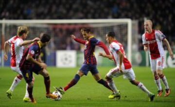 Neymar controla el balón durante el partido de Champions League entre el Ajax y el FC Barcelona en el estadio Amsterdam Arena