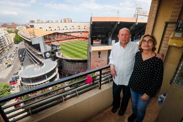 Roque Giner y Joaquina Tello, en su balcón. 