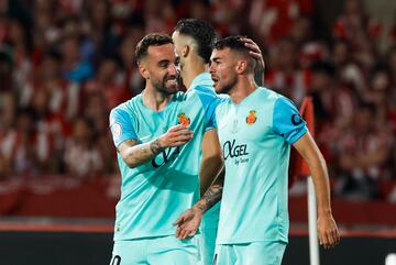 SEVILLA, 06/04/2024.- Los jugadores del Mallorca, Dani Rodríguez (d) y Sergi Darder, celebran el primer gol del equipo balear durante el encuentro correspondiente a la final de la Copa del Rey que Athletic Club y Real Mallorca disputan hoy sábado en el estadio La Cartuja, en Sevilla. EFE / Julio Muñoz.
