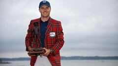 El golfista estadounidense Jordan Spieth posa con la chaqueta y el trofeo de campe&oacute;n del RBC Heritage en el Harbor Town Golf Links on de Hilton Head Island, South Carolina.