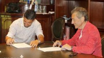 Nolito firma la ampliación del contrato.
