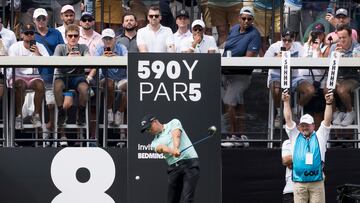 Bedminster (United States), 01/08/2022.- Golfer Henrik Stenson of Sweden tees off on the 8th hole on his way to winning the LIV Golf Bedminster invitational, part of the new LIV Golf Invitational Series, at the Trump National Golf Club in Bedminster, New Jersey, USA, 31 July 2022. (Suecia, Estados Unidos) EFE/EPA/JUSTIN LANE