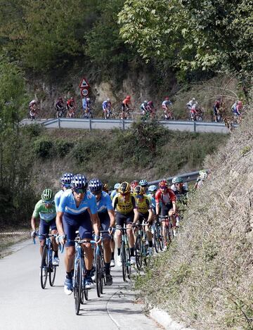 El pelotón durante la decimoquinta etapa de La Vuelta. 