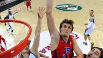 <b>COLOSO. </b>Andrei Kirilenko, a punto de machacar el aro del Zalgiris ante la mirada atónita de Krstic.