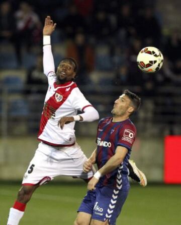 El defensa del Eibar Didac Vilá pelea un balón con el defensa senegalés del Rayo Vallecano Abdoulaye Ba.