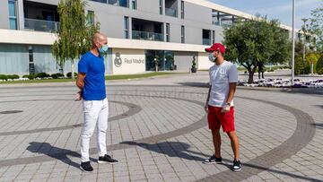 Zidane y Hazard, dialogando en las instalaciones de Valdebebas.