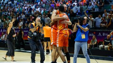 Los jugadores del Valencia Basket celebran la victoria sobre el Real Madrid en el partido de la final de la Supercopa Endesa, este domingo en Málaga.