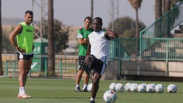 Fomeyem golpea el balón