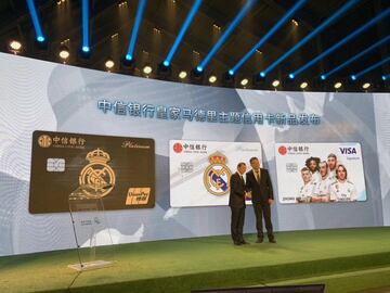 Emilio Butragueño en la presentación de la tarjeta del Real Madrid en China.
