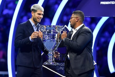 Carlos Alcaraz recibe el trofeo de número 1 del ranking ATP 2025 durante una ceremonia celebrada en Turín. 