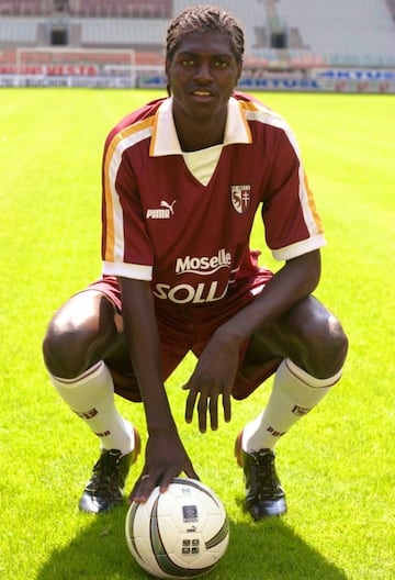 Un joven Adebayor, durante su presentaci&oacute;n oficial con el Metz.