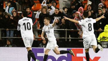 GRAF3540. VALÈNCIA, 18/04/2019.- El defensa del Valencia Antonio Latorre "Lato" celebra su gol ante el Villarreal CF, durante el partido de vuelta de cuartos de final de la Liga Europa que disputan esta noche en Mestalla. EFE/Biel Ali&nti