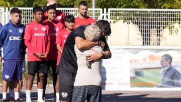 Josefa, madre de Juampe, recibe el cariño de la cantera del Rayo.