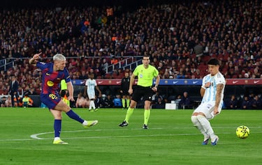 Gran presión de Lamine Yamal, que entorpece el despeje de Carmo, dejando vivo un balón dentro del área, el cual terminó en botas de Dani Olmo, que se sacó un potente derechazo cruzado, imparable para Aarón Escandell.