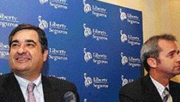 <b>¡HAY EQUIPO!</B> Manolo Saiz y Luis Bonell, director general de Liberty Seguros, anunciaron el acuerdo.