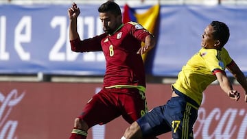 Tomás Rincón lucha un balón con el delantero Carlos Bacca.