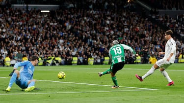 El jugador del Real Betis, Cucho Hernández, marca el 3-1 al Real Madrid. 