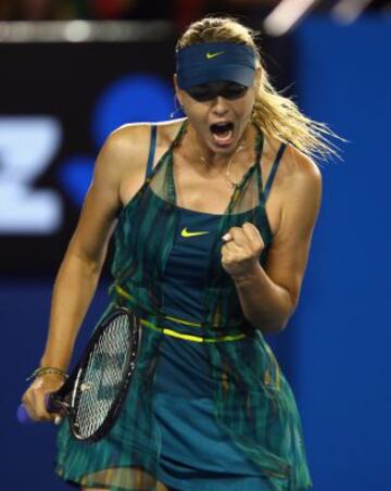 Maria Sharapova es la reina del tenis y su belleza no tiene discusión, pero este atuendo, mezcla de tenis y de vestido de noche, no le favoreció mucho en el Abierto de Australia 2010.