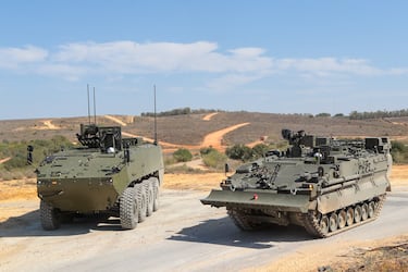 El VCR Dragón es un vehículo de combate sobre ruedas que destaca por su capacidad de movilidad y protección. Está diseñado para transportar tropas y ofrecer apoyo en diversas misiones, combinando tecnología avanzada con un diseño robusto. Su objetivo es mejorar la capacidad operativa del ejército en diferentes escenarios. Por otro lado, el VCZAP Castor es un vehículo de combate de zapadores, que se utiliza principalmente para tareas de ingeniería en el campo de batalla. Este vehículo está equipado para realizar tareas como la construcción de puentes, desminado y otras operaciones que son cruciales para el éxito de las misiones militares.