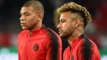 Paris Saint-Germain&#039;s Brazilian forward Neymar (R) and Paris Saint-Germain&#039;s French forward Kylian Mbappe (L) look on prior to the UEFA Champions League Group C football match between Paris Saint-Germain and SSC Napoli at the Parc des Princes st