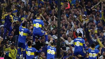 Boca Juniors' forward Dario Benedetto (3-L) celebrates with teammates after scoring a goal against River Plate during their Argentine Professional Football League Tournament 2022 match at La Bombonera stadium in Buenos Aires, on September 11, 2022. (Photo by ALEJANDRO PAGNI / AFP) (Photo by ALEJANDRO PAGNI/AFP via Getty Images)